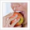 Femme croquant une pomme